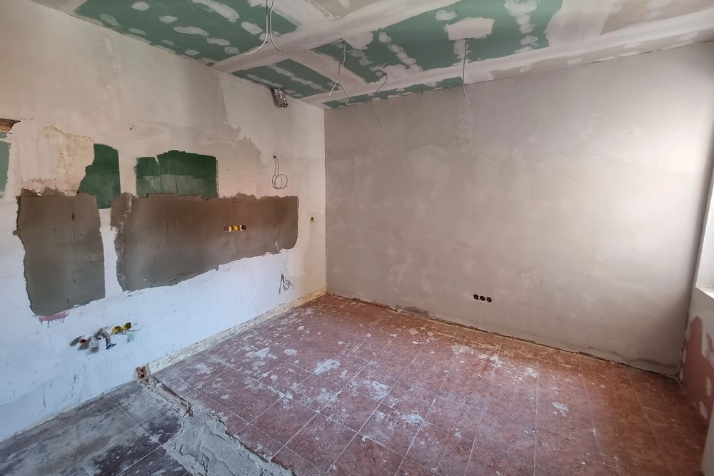 Le même appartement en cours de chantier, plafonds et murs repris